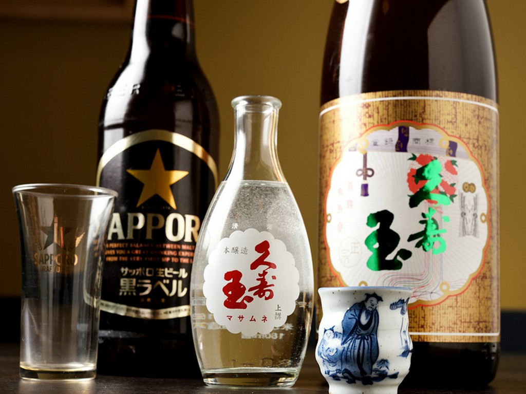 地酒は冷酒『久寿玉』など辛口も甘口も多彩に取りそろえる