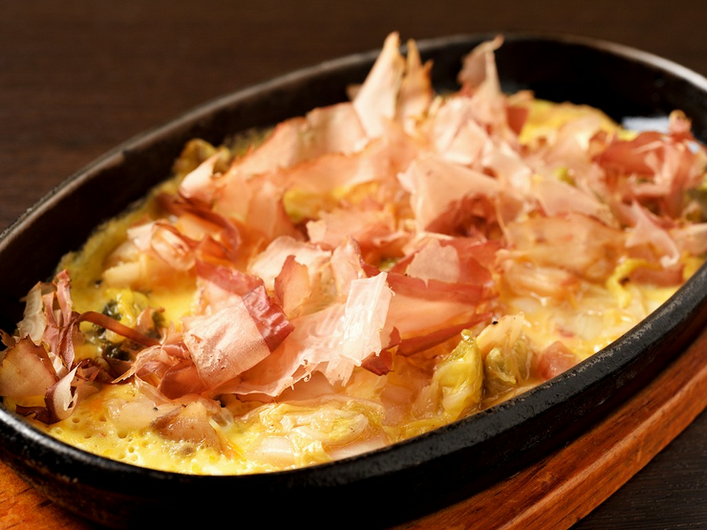 白菜や赤カブを卵とじにして鉄板で焼く、お酒と相性抜群な『漬物ステーキ』