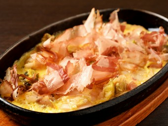 白菜や赤カブを卵とじにして鉄板で焼く、お酒と相性抜群な『漬物ステーキ』