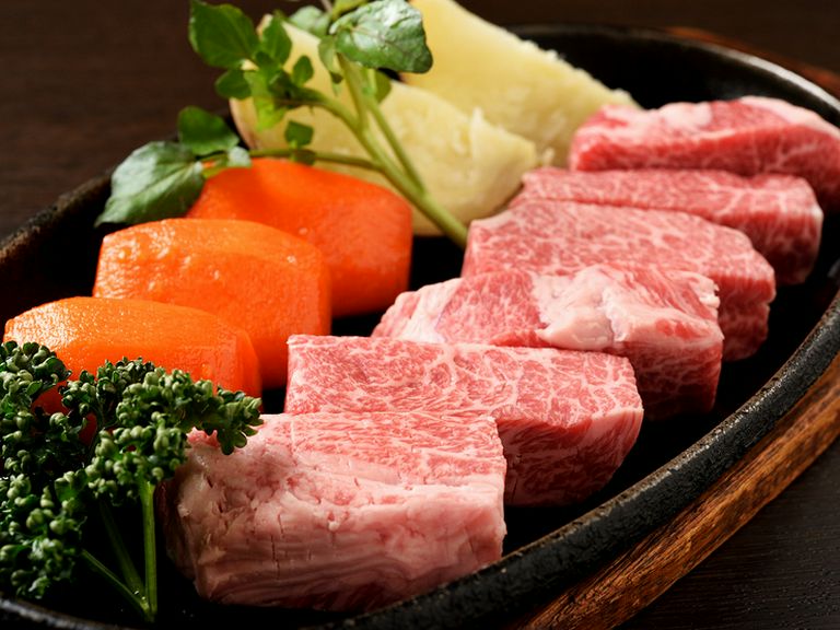 リーズナブルながら銘柄牛をしっかりと堪能できる『飛騨牛サイコロステーキ』
