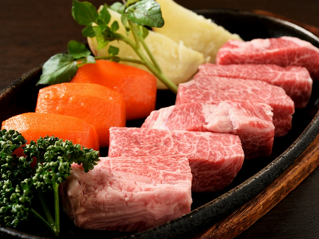 リーズナブルながら銘柄牛をしっかりと堪能できる『飛騨牛サイコロステーキ』