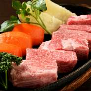 岐阜県で有名な銘柄牛「飛騨牛」のおいしさを贅沢に楽しめます。大きめにカットしてあるステーキは塩と胡椒、醤油ベースのたれで軽く味付けしてあります。ご飯と一緒はもちろん、お酒のつまみにもぴったりです。