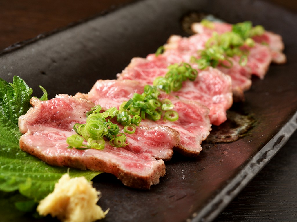 レアに炙って旨味たっぷり、とろける食感の『飛騨牛タタキ』