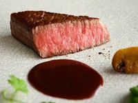 本日のメイン料理の一例。A5ランク「薩摩牛」のなかでも選りすぐりの「4％の奇跡」を、53℃で丁寧にロースト。肉そのものの味わいを引き出した逸品です。