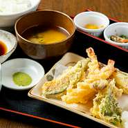 新鮮な野菜とエビを丁寧に調理した素材の味がわかる天ぷらになります。