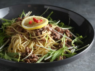 お肉の食べ応えがありながらも、さっぱり味わえる一品『ひき肉と水菜の塩パスタ』