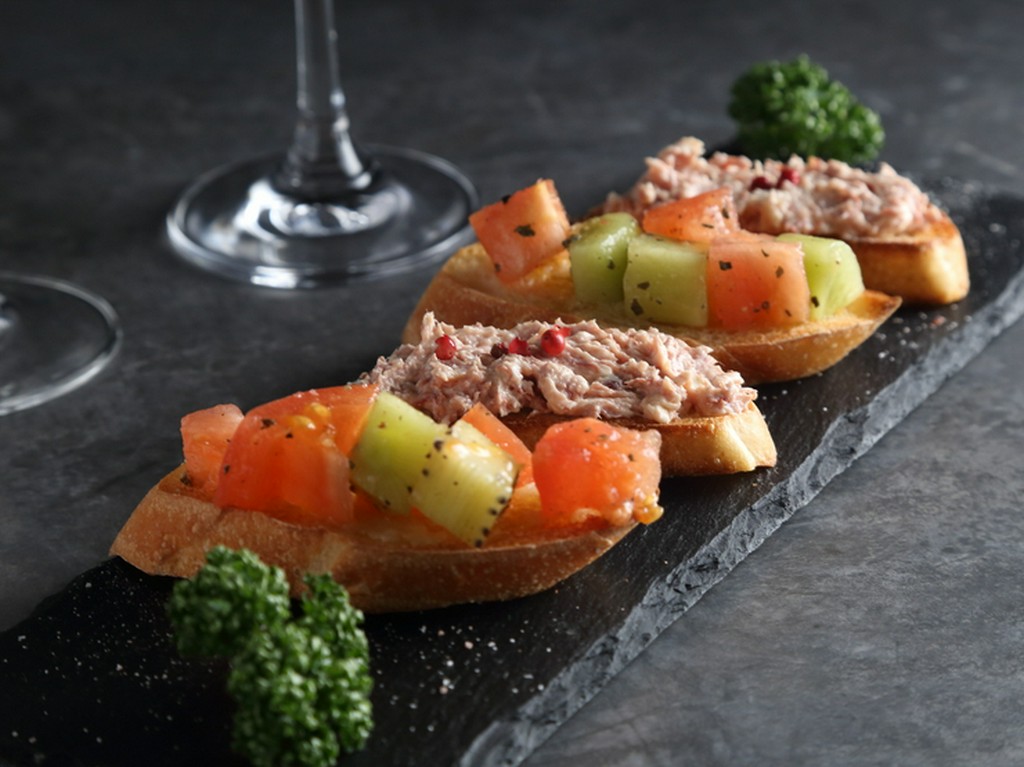 お酒やカクテルのお供に。店長一押しの2種類を、一皿に詰め込んだ『ブルスケッタ2種盛り』