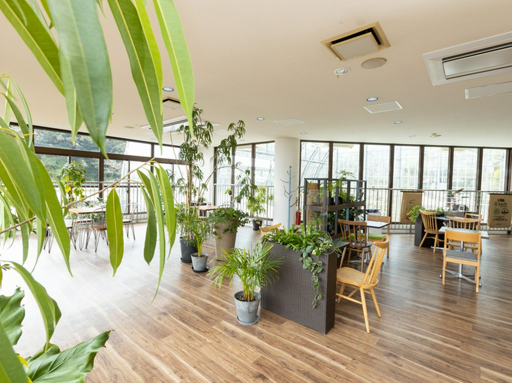 幅広い世代が利用できる公園内のカフェ