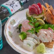 沖縄の伝統の潜り漁で、海の中で血抜き処理まで施した鮮魚は絶品。沖縄近海で水揚げされた旬魚をはじめ、地元の名産物などを取り入れたメニューが自慢のお店。まだ知らなかった沖縄の魅力と出合えます。