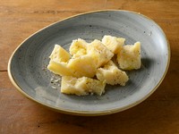 一口サイズに砕いたイタリア産チーズの味わいをお楽しみ下さい