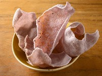 古代からある色素を持つお米をチップスにしたお酒によく合うおつまみです