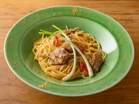 ローストしたマグロカマ肉と島らっきょうの食感が絶品