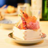 赤エビの甘み、ネギトロのとろける旨味、かつおのタタキの香ばしい風味、いくらのプチプチした食感、四種の海鮮が口の中で重なり合う、贅沢な升盛りです。