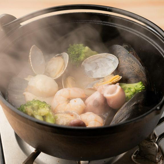 【海鮮いろり煮込み】アサリや海老をふんだんに使った絶品煮込み!