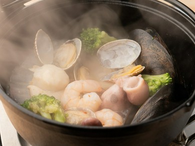 【海鮮いろり煮込み】アサリや海老をふんだんに使った絶品煮込み！