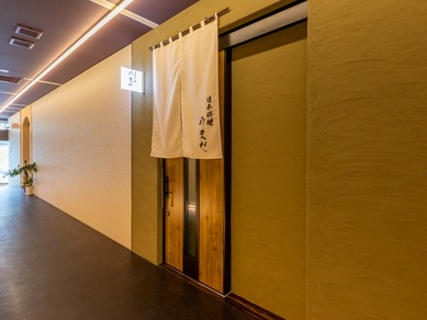 肩を並べて大人デート。日本料理と美酒に酔う、至福のひととき