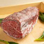 適度な霜降りと赤みのバランスが魅力の「平戸牛」。肉質はやわらかく、甘味があるのが特徴です。流通が少なく希少な和牛を使い、その日おすすめの調理方法で提供してくれます。