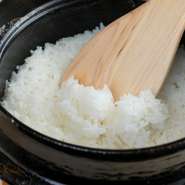 会席を楽しむ時間内に、ひとつずつ土鍋で炊き上げる『土鍋ご飯』。ふっくらと炊き上げるので、米のおいしさをより一層際立たせています。炊き立ての香りと美味しさを楽しめる逸品。