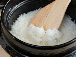 会席を楽しむ時間内に炊き上げるごちそう『土鍋ご飯』