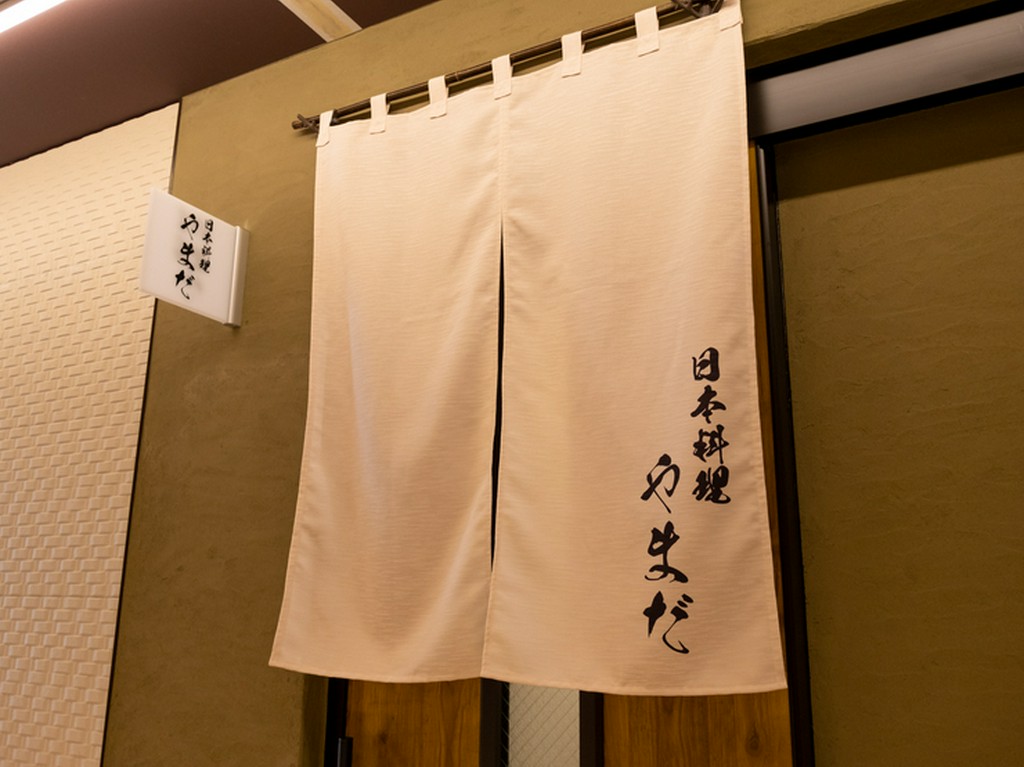 カウンター席が8席。美味しい日本料理を味わえる一軒