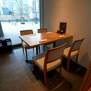 個室は最大20名まで利用可能。障子の扉で仕切ると、一面ガラス張りで景色が綺麗な6名用の完全個室1室と4名用のテーブル個室3部屋に分けることができます。