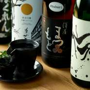 うなぎと相性が良い飲み口でキレがあり米の旨みが広がる日本酒をセレクト。『八海山』『澤屋まつもと守破離』『モダン仙禽』『冩楽』の4品は常にラインナップしています。メニューに載っていない隠し酒もあるとか。