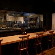 店内にはカウンターが5席あり、うなぎを捌いて炭火焼きにしている様子を見ることができます。調理場との間はガラス張りになっているので危険はなく、心配はいりません。