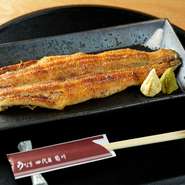 大正創業、卸問屋直営のうなぎ専門店として創業より培った最高級の目利きで厳選したうなぎを白焼きに。蒸さずに皮目をパリッとした食感に仕上げてあり、うなぎ本来のおいしさを楽しめます。