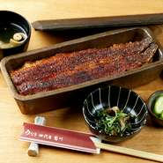 創業以来の目利きで選ぶうなぎは、蒸さずに炭火の高火力で焼きあげた時の仕上がりまでも想定し、大きさ、脂乗りを見極めているからこそのおいしさ。食べた瞬間のパリッと、フワッと、トロッの食感がたまりません。