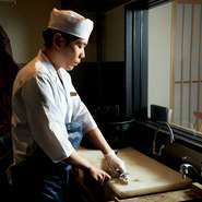 うなぎは、注文が入ってから一気に焼き上げてくれるので、とてもジューシー。最後まで温かい状態で楽しめるよう、保温効果が高い信楽焼の器を使うこだわりようです。