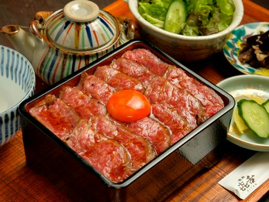 バリエーション豊富な料理を囲んで盛り上がる歓送迎会