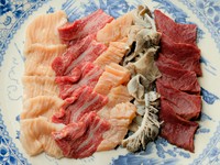 朝締めの新鮮なホルモンは、噛めば噛むほどに深い味わいが染み出してきます。普段はホルモンが苦手で敬遠している人もぜひ挑戦してみて。（テッチャン・ツラミ・上ハラミ・センマイ・ハート）