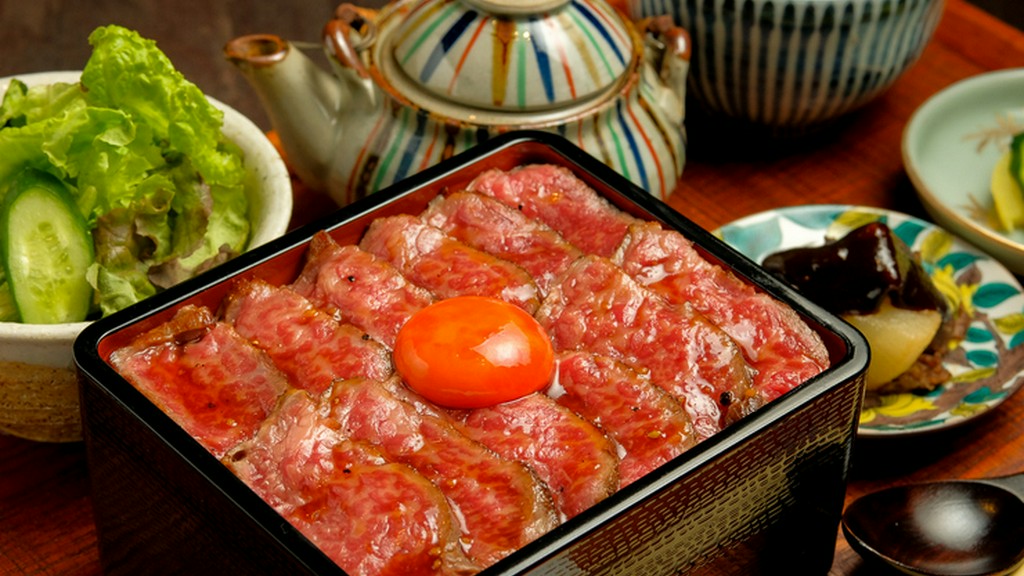 肉の旨みを逃さず堪能できる、人気のランチメニュー『熟成イチボ肉タタキステーキ重』