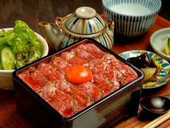 肉の旨みを逃さず堪能できる、人気のランチメニュー『熟成イチボ肉タタキステーキ重』