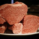 熟成シャトーブリアンと松坂牛サーロインの焼きすきを堪能して頂くコースです