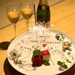 シャンパンのグラスがついた、記念日やお誕生日のお祝いなどにおすすめのコースです。