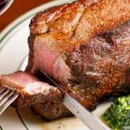 カナダ産の大麦仕上げの三元豚を大胆に使ったポークステーキを提供。身近な高尾山からエベレスト、火星に存在するとされるオリンポスまで。270g～2000gの山にちなんだ大ボリュームのステーキを楽しめます。