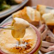 ボリューム満点、ダイナミックなポークステーキを友人とシェアして盛り上がってみませんか。『チーズフォンデュ』をはじめとした、気軽なおつまみやお酒も充実。女子会にも最適な一軒です。