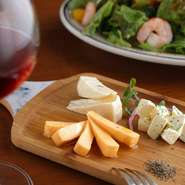 ワインはグラスから気軽にオーダーできる「井筒ワイン」に加え、店主が厳選した世界各国のワインを均一価格で楽しめることも、こちらのお店の見どころです。