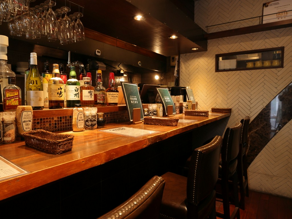 1人飲みにもオススメな1階カウンター席