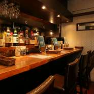 店内はカウンター席もあり、お1人さまでの利用も歓迎。山崎の十二年や白州・響といったジャパニーズウイスキーも用意。仕事終わりの1人飲みにも利用できます。