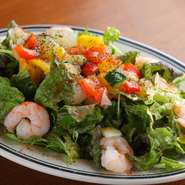 彩り豊かなフレッシュ野菜と心地よい食感の海老を、オリジナルドレッシングで纏めたサラダ。お肉をより楽しむために、アッサリとした味わいに纏められています。