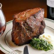 2人でシェアするのにも最適な、イチオシサイズのポークステーキ。まずは何も漬けずそのままひと口。ソースやマスタードでアクセントを加えながらいただくのがオススメ。たっぷり700g。心行くまでお肉を味わえます。