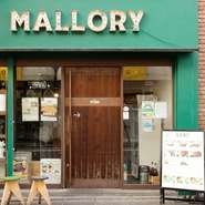 接客時は“さり気なさ”を大切にしていると話す玉井店長。各テーブルやお客さま同士の雰囲気を尊重し、程よい距離感のなか求められるタイミングでサービスを提供できるよう心掛けています。