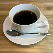 生産地によって、その味わいも個性もさまざまな珈琲豆。【Ark cafe】では、こだわりのコロンビア、グアテマラ産を使用しています。香しい一杯のコーヒーを優雅に愉しめます。