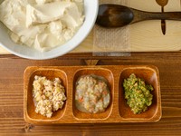 お好きなメニューを3つお選びください。味の濃さなど、ご自身で調味する楽しみ方があります。どれから食べるか、思い切って混ぜてみるか…ご自由にご堪能くださいませ。