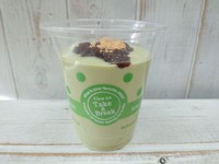 クリーム状の抹茶豆腐に粒あんときな粉をトッピング。
粒あんを混ぜ込むことでほんのり甘く、きな粉が効いています。
生クリームではなくお豆腐なので、罪悪感なくゴクゴク飲んじゃって。