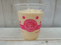 黄桃とミカンの缶詰の果肉のみをピューレにし、一部の果肉は刻んで食感を残しました!
ストローで飲むことでノドごしや食感を楽しめます。
ただの豆乳では感じられない「なめらかな豆腐」との相性バッチリ。