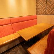 少人数でゆったりとコンパクトな食事会をしたい時にはソファー席へ。仕事終わりの集まりでは、本格的なタイフードと海外ビールが、女性たちの心もお腹も満たしてくれます。