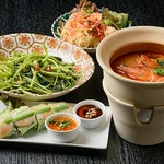 前菜2種・サラダ・スープ+メインの組み合わせ。別途トゥクトゥクコースもございます。